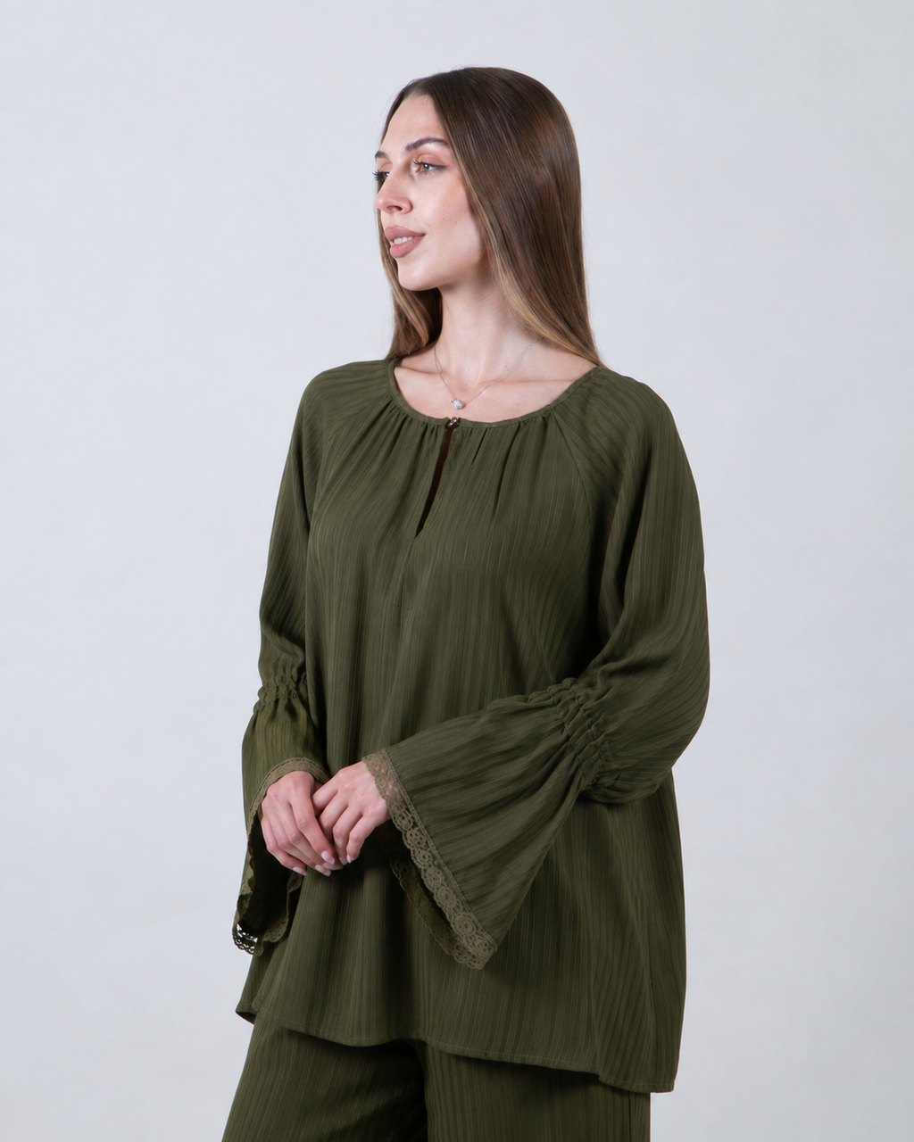 Blusa verde con maniche a campana e pizzo|Colore:Verde militare