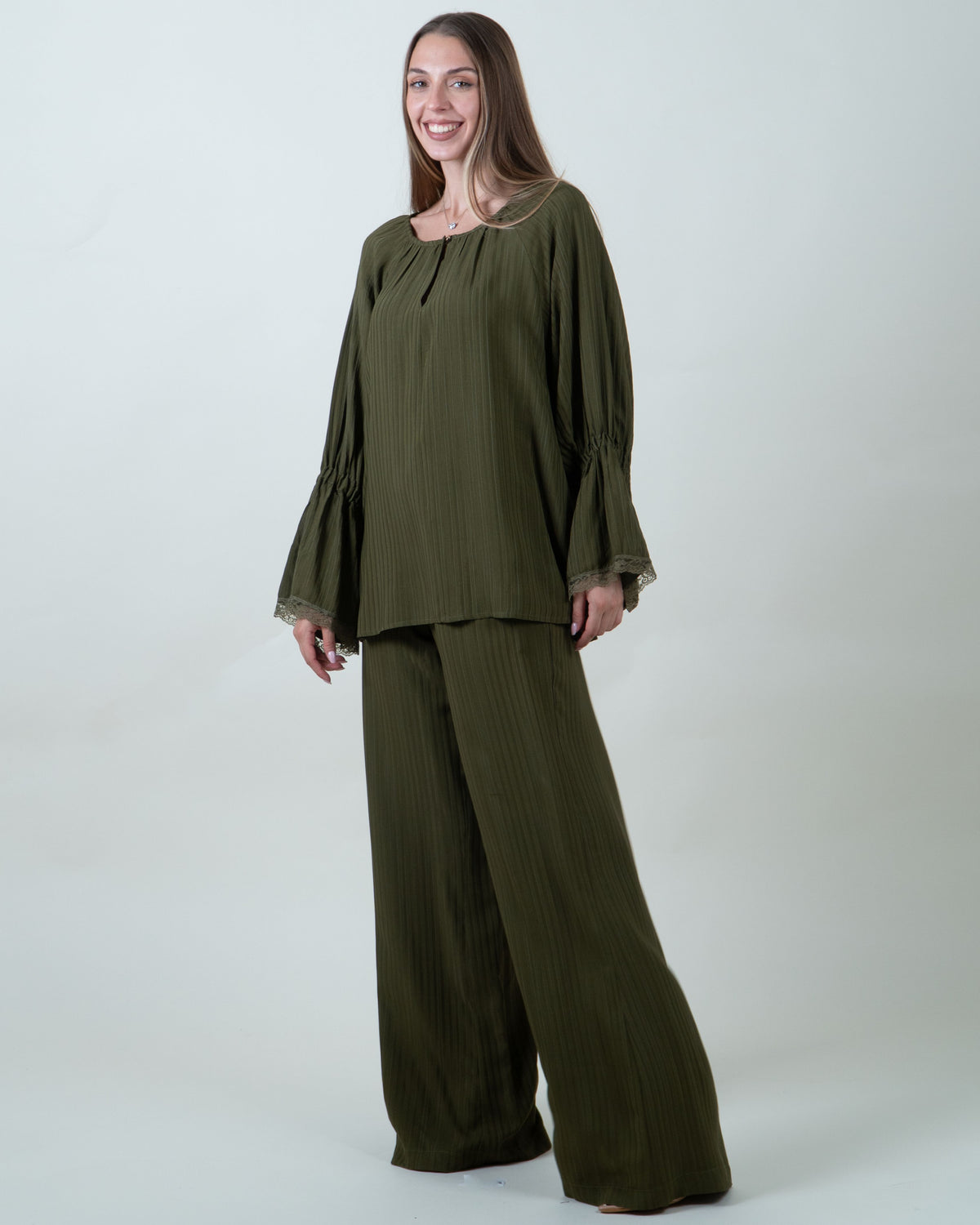 Blusa verde con maniche a campana e pizzo|Colore:Verde militare