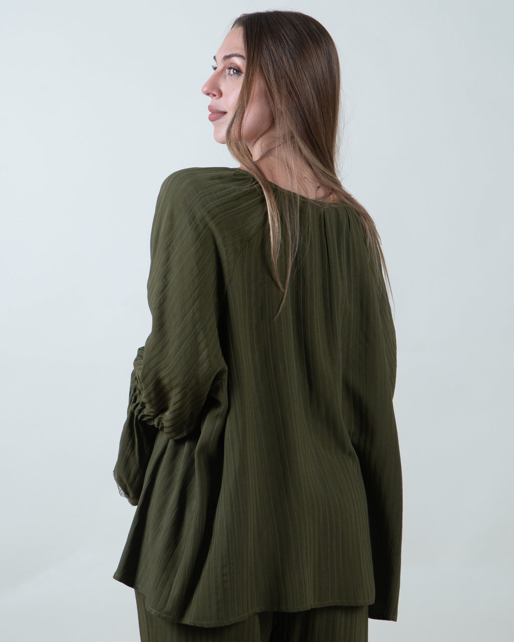 Blusa verde con maniche a campana e pizzo|Colore:Verde militare