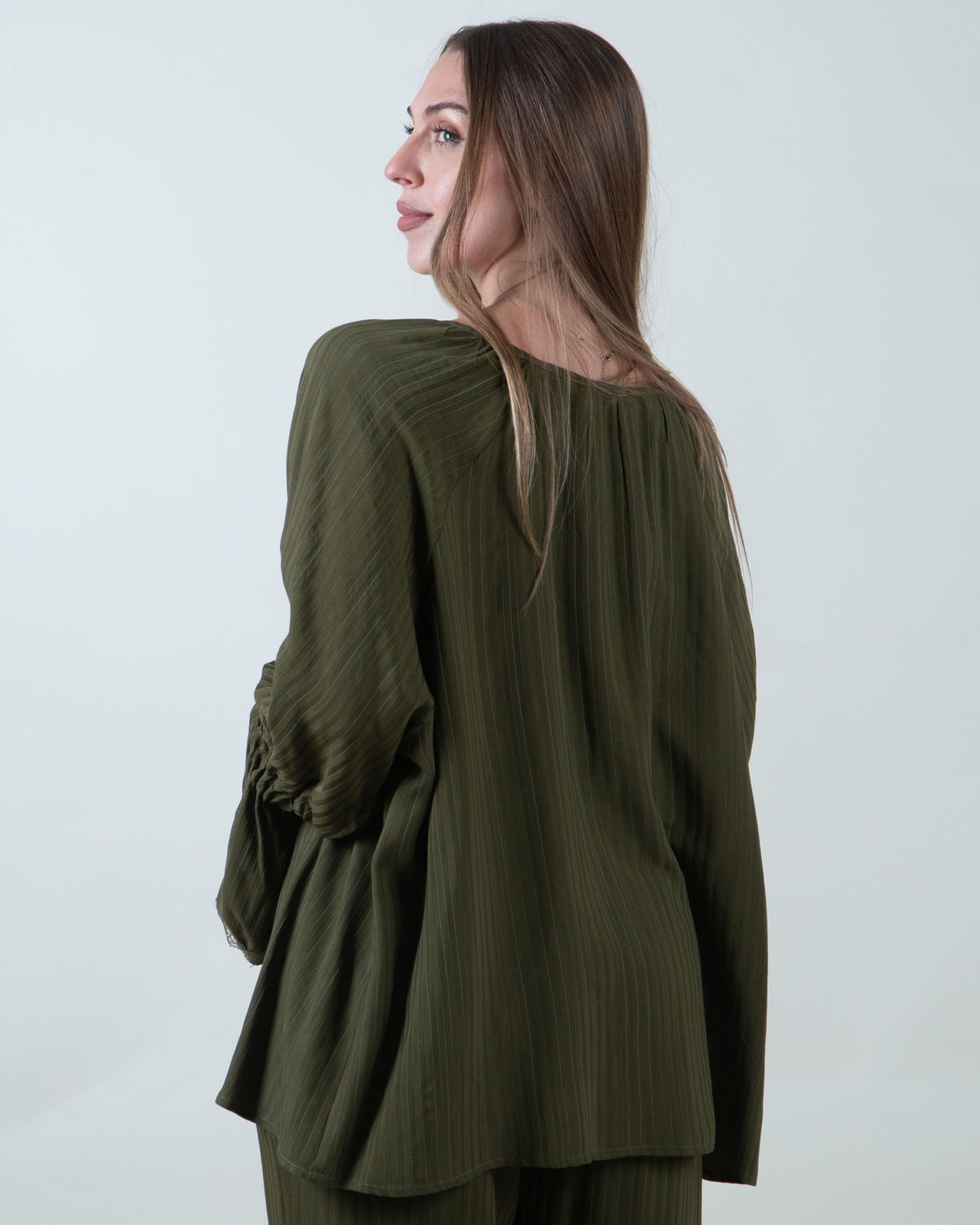 Blusa verde con maniche a campana e pizzo|Colore:Verde militare