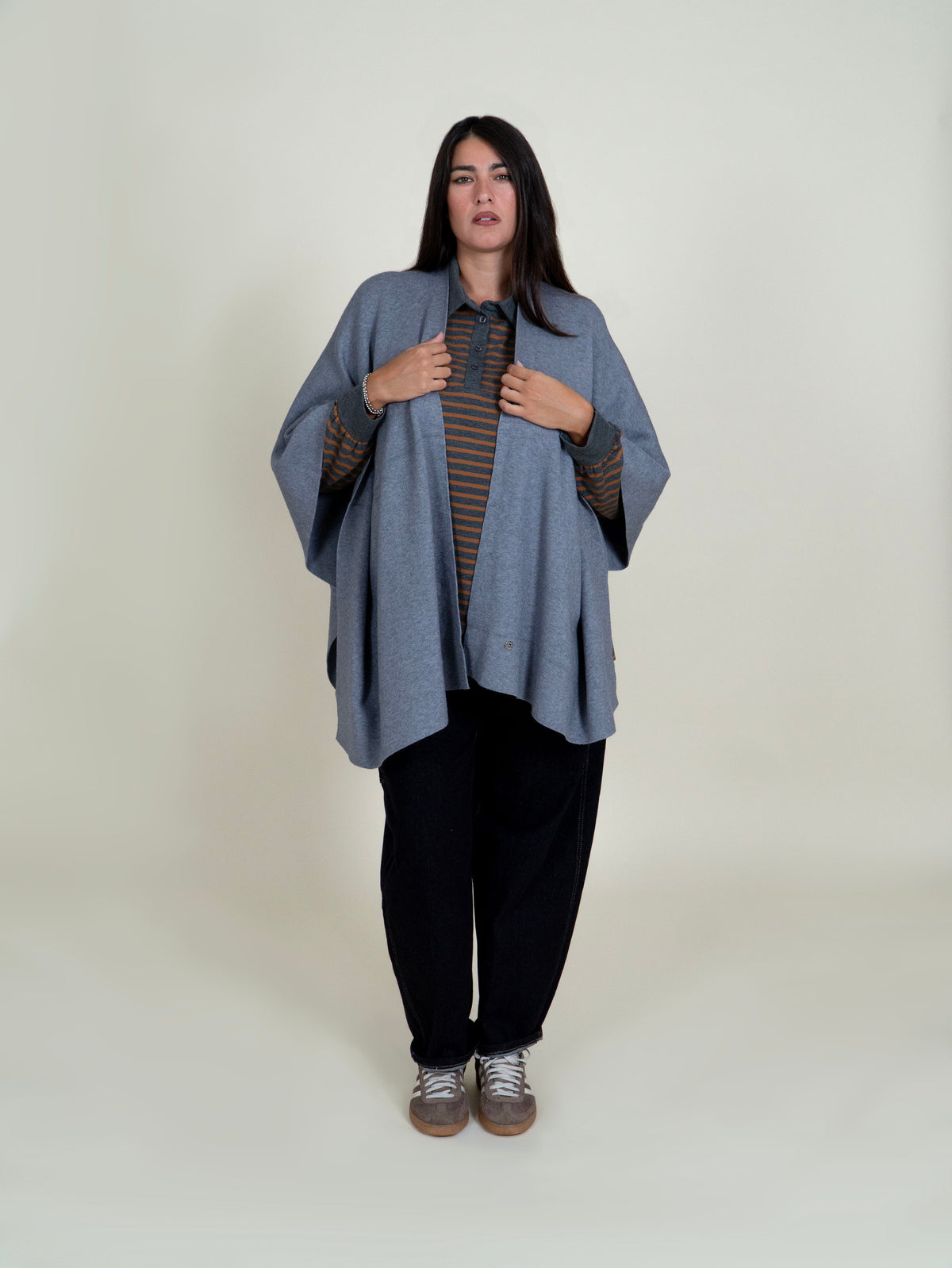 Mantella Oversize Aperta con Fondo Asimmetrico|Colore:Grigio