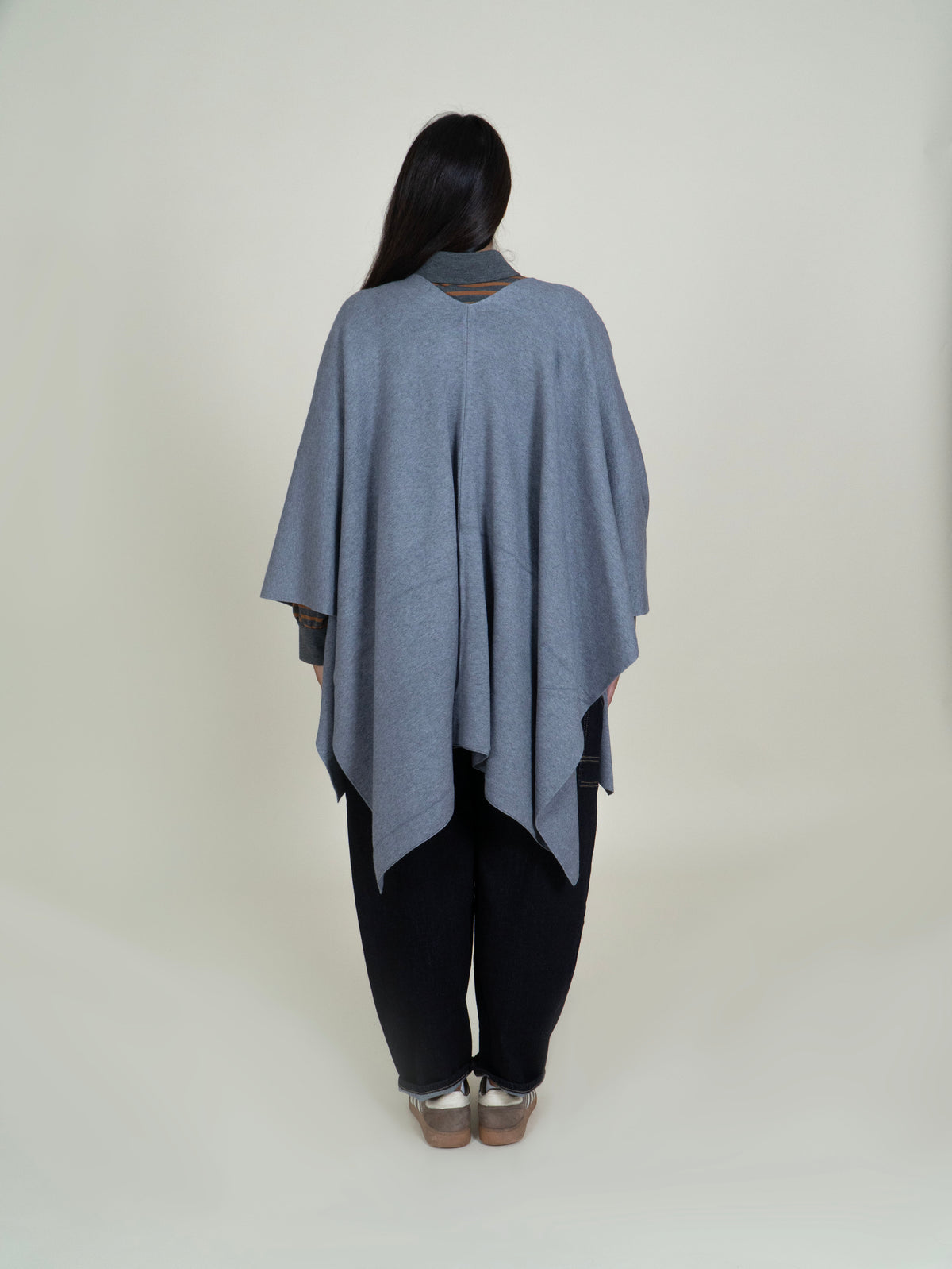 Mantella Oversize Aperta con Fondo Asimmetrico|Colore:Grigio