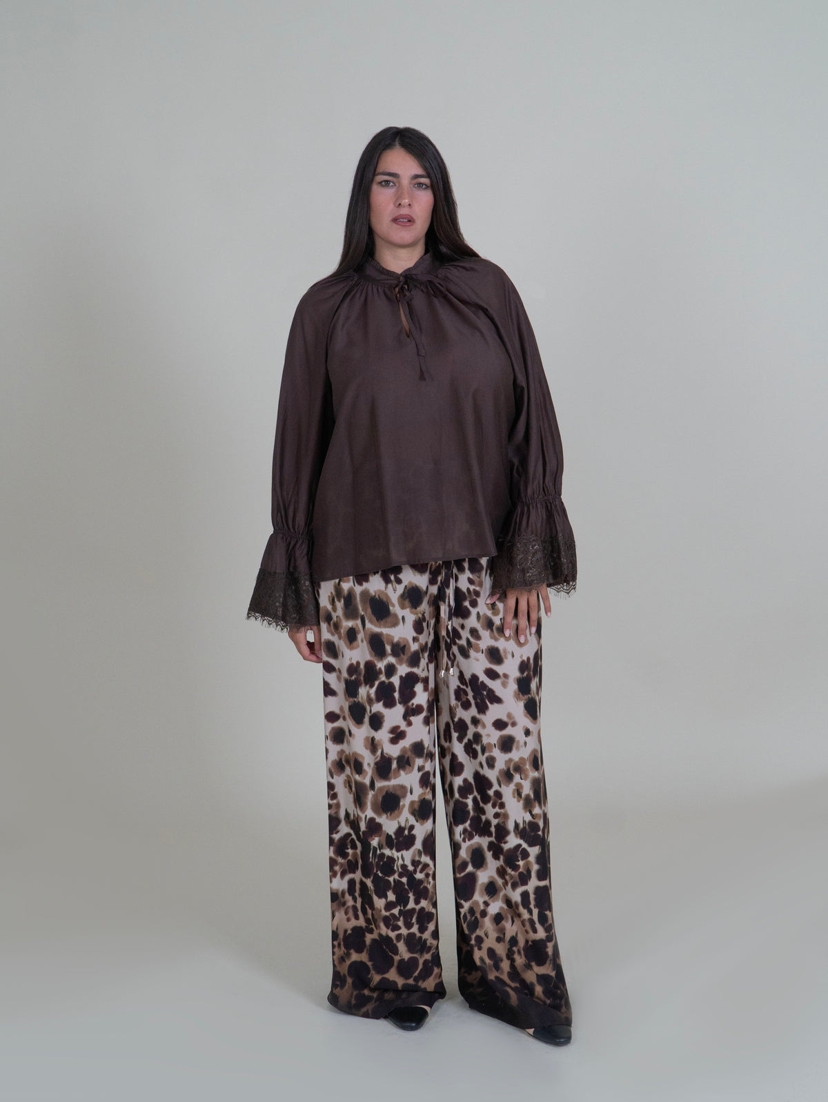 Blusa Moro con Fiocco e Maniche in Pizzo|Colore:Moro