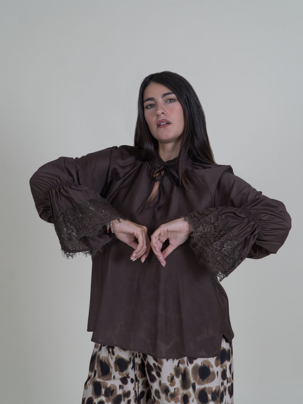 Blusa Moro con Fiocco e Maniche in Pizzo|Colore:Moro