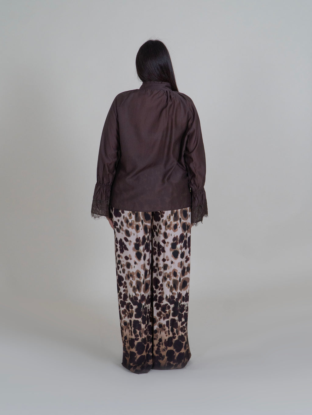 Blusa Moro con Fiocco e Maniche in Pizzo|Colore:Moro