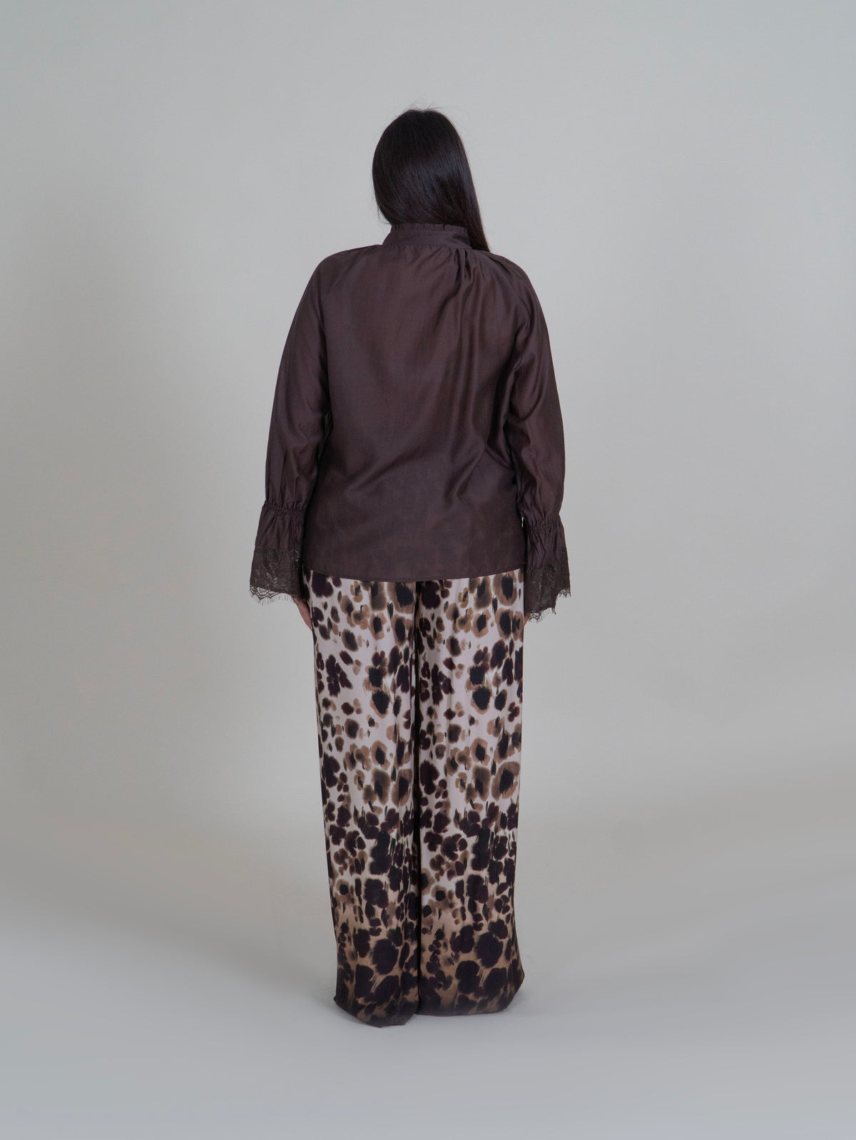 Blusa Moro con Fiocco e Maniche in Pizzo|Colore:Moro