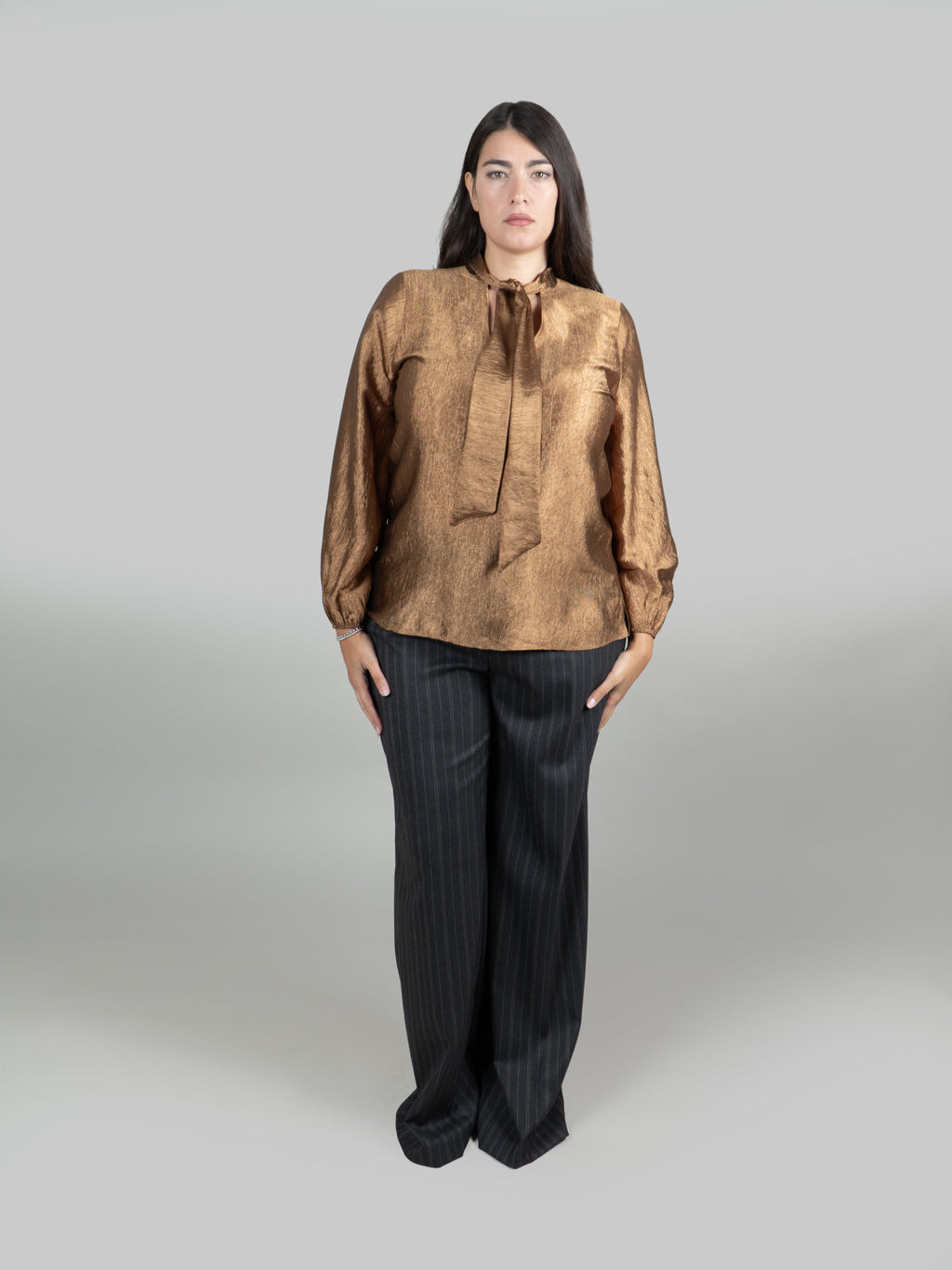 Blusa Bronzo Satinata con Fiocco al Collo|Colore:Olio