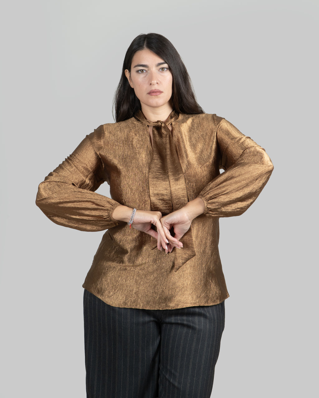 Blusa Bronzo Satinata con Fiocco al Collo|Colore:Olio