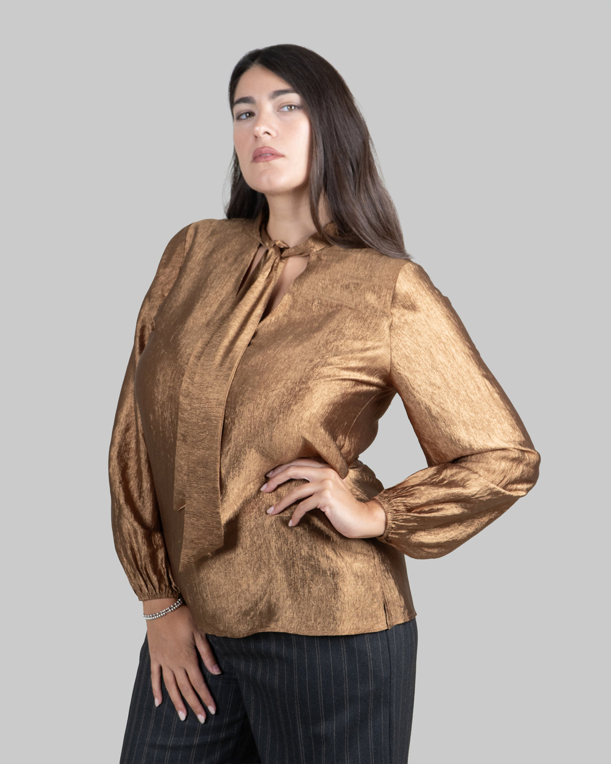 Blusa Bronzo Satinata con Fiocco al Collo|Colore:Olio